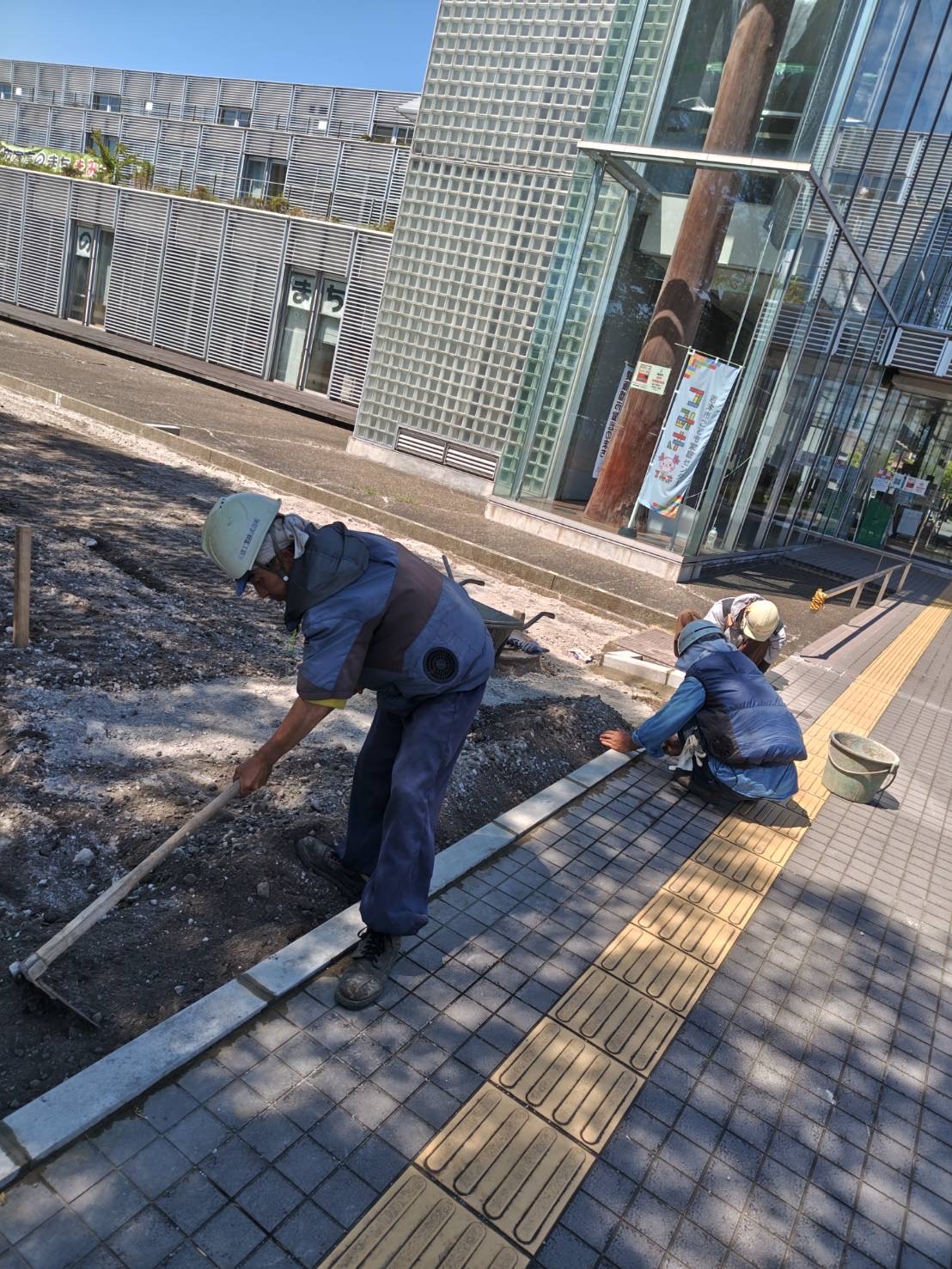 君津商工会議所移転に伴う駐車場整備工事です、今日は駐車場の仕切りとなる縁石設置の作業を進めています。